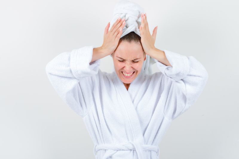 Dầu gội bắn vào mắt là sự cố có thể xảy ra khi gội đầu