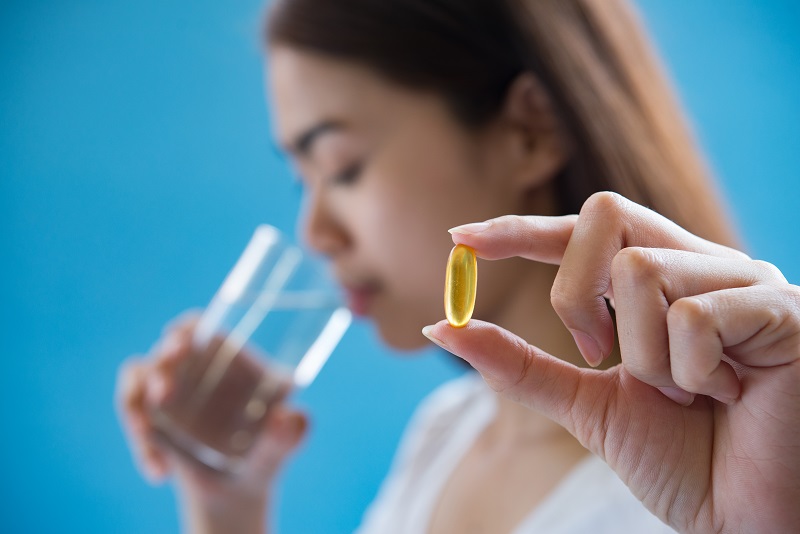 Vitamin D có thể tổng hợp qua tiếp xúc ánh nắng hoặc bổ sung từ cá béo, trứng, nấm, viên uống bổ sung