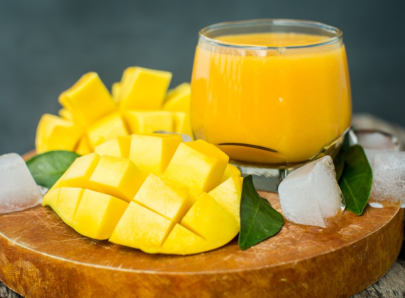 Một số loại trái cây có tính nóng như mận, xoài chín được khuyên hạn chế ăn cùng thịt vịt.