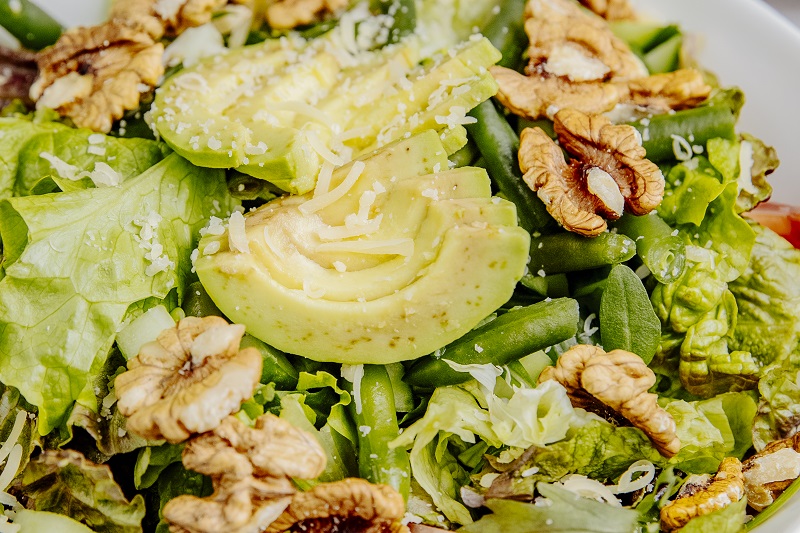 Bạn có thể ăn óc chó trực tiếp hoặc thêm vào salad, sữa chua và ngũ cốc.