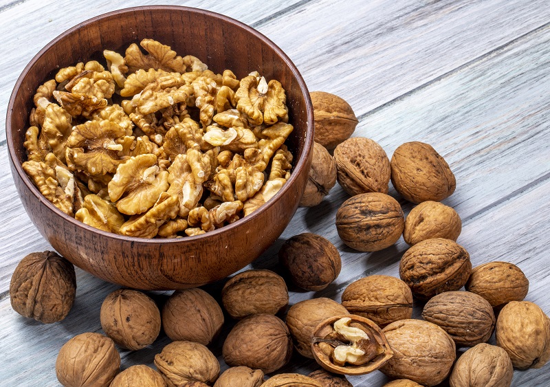 Hạt óc chó chứa nhiều chất béo không bão hòa và omega-3 tốt cho sức khỏe. 