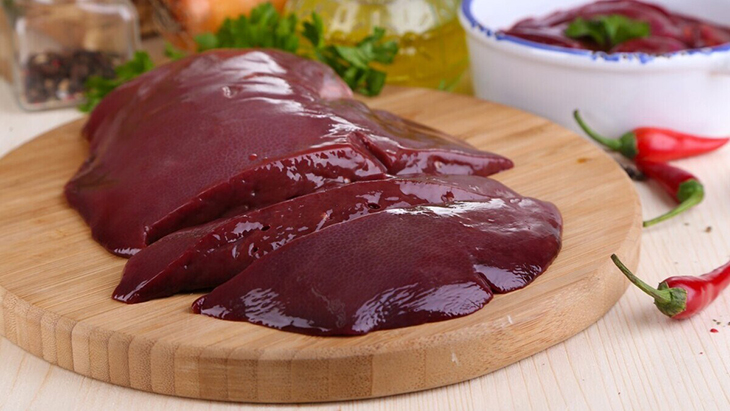Vitamin B12 có trong gan nội tạng động vật nhiều nhất, hầu như có ít trong các loại rau 