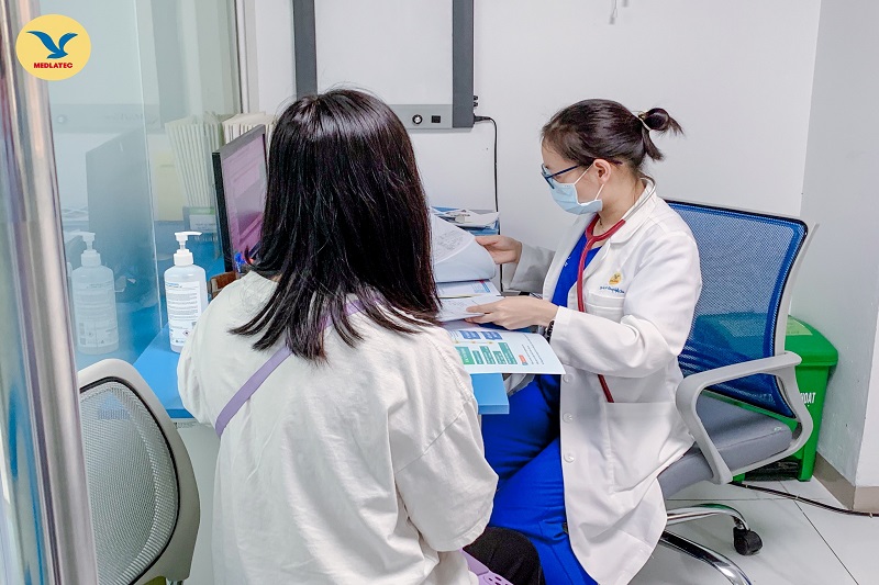 Bạn nên thăm khám phụ khoa nếu xuất hiện dấu hiệu bất thường sau khi bơi trong ngày có kinh. 