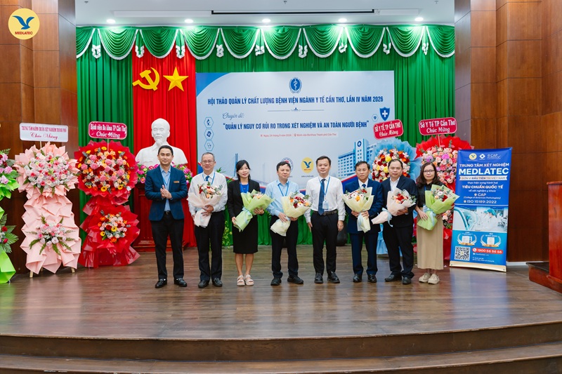 PGS.TS.BS. Hoàng Quốc Cường – Giám đốc Sở Y tế TP Cần Thơ tặng hoa cho các chuyên gia, báo cáo viên tại hội thảo