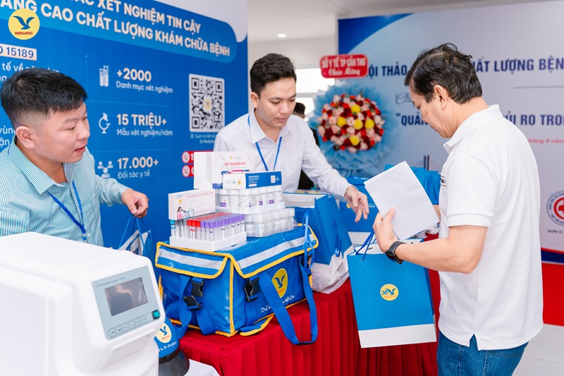 Các đại biểu tham quan và nhận quà tặng sức khỏe tại gian hàng của MEDLATEC tại hội thảo