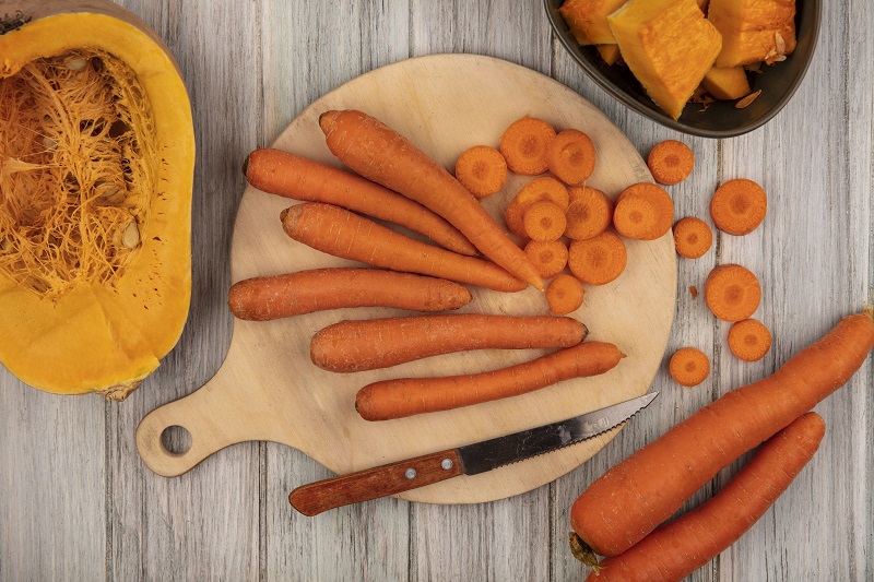 Cà rốt, bí đỏ, khoai lang là thực phẩm giàu vitamin A tốt cho quá trình tái tạo da. 