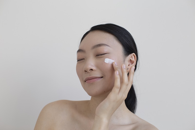Sử dụng kem chống nắng mỗi ngày là yếu tố quan trọng giúp hạn chế nám tiến triển.