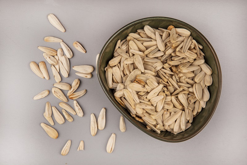 Bạn có thể bổ sung vitamin E qua các thực phẩm như hạt hướng dương, hạnh nhân, dầu thực vật và rau lá xanh.