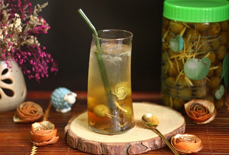 Pha loãng nước sấu ngâm với nhiều nước lọc giúp giảm bớt lượng đường nạp vào.