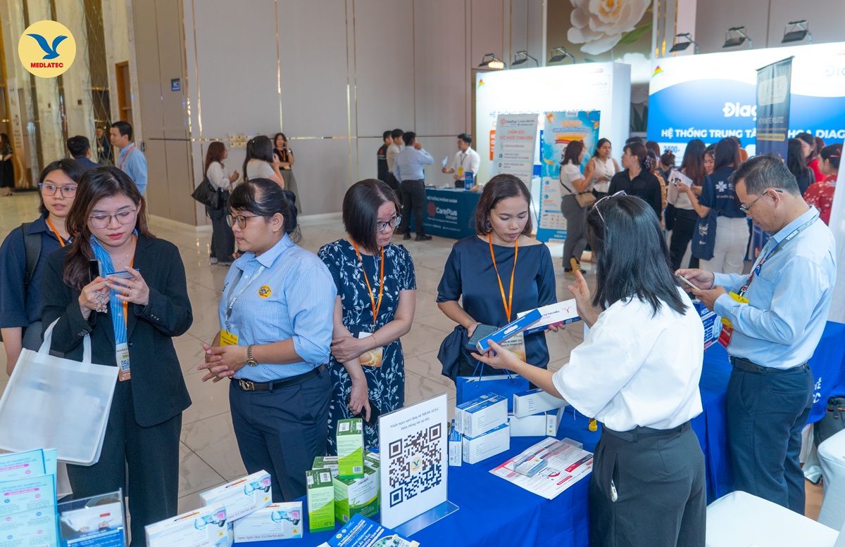 Đông đảo đại biểu tham dự hội nghị đến tham quan và tìm hiểu các sản phẩm, dịch vụ chăm sóc sức khỏe tại gian hàng của MEDLATEC
