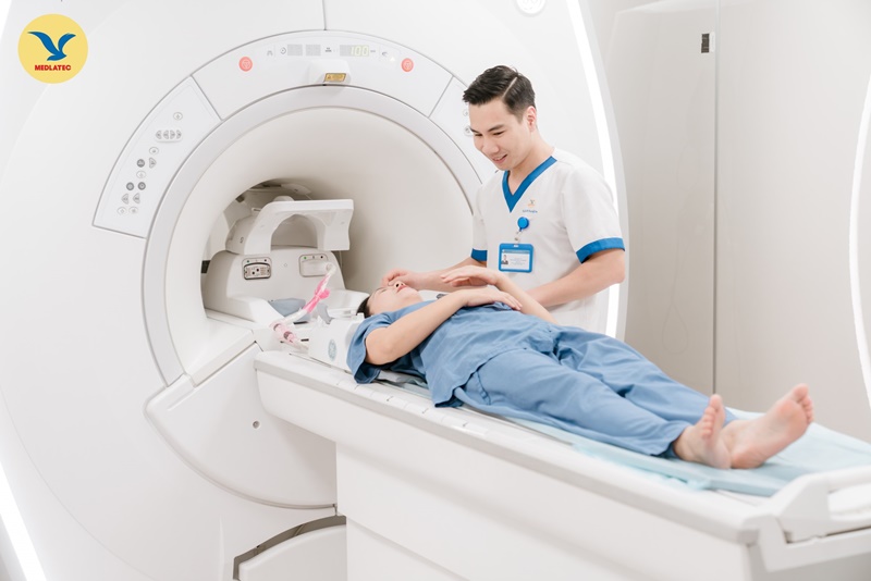 Chụp cộng hưởng từ (MRI) hỗ trợ xác định nguyên nhân chèn ép dây thần kinh. 