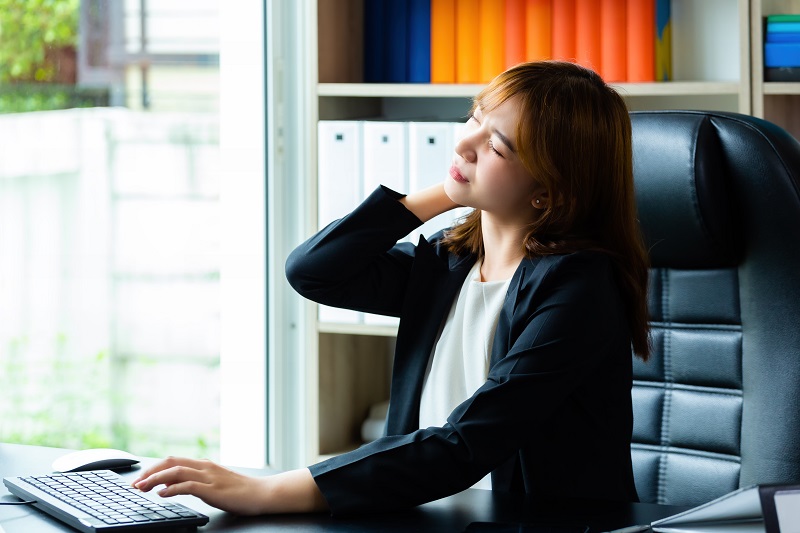 Tư thế ngồi làm việc sai kéo dài là một trong những nguyên nhân phổ biến gây căng cơ. 