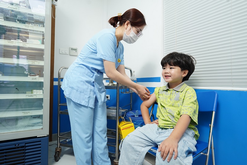 Việc tiêm chủng đầy đủ, đúng lịch giúp trẻ được bảo vệ trước nhiều bệnh truyền nhiễm khi đi học.