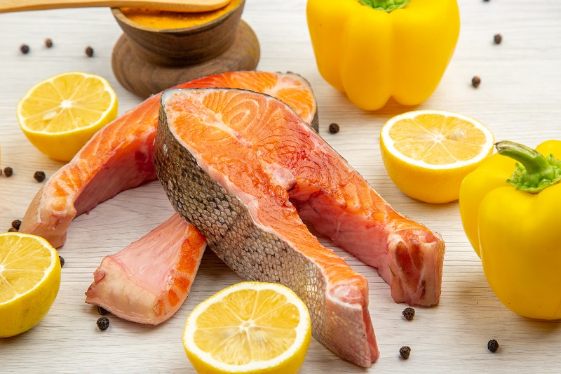 Cá béo như cá hồi, cá thu cung cấp omega-3 có lợi cho sức khỏe tim mạch. 