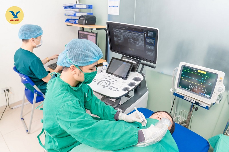 Chọc hút tế bào bằng kim nhỏ (FNA) giúp phân biệt nhân giáp lành tính và ác tính tại MEDLATEC
