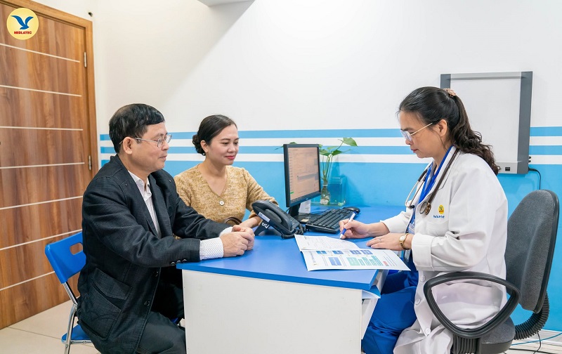 Mất ngủ kéo dài kèm mệt mỏi, giảm tập trung là dấu hiệu cần được bác sĩ thăm khám.