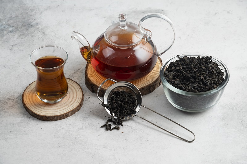 Caffeine trong trà tác động lên hệ thần kinh trung ương, làm tăng sự tỉnh táo. 