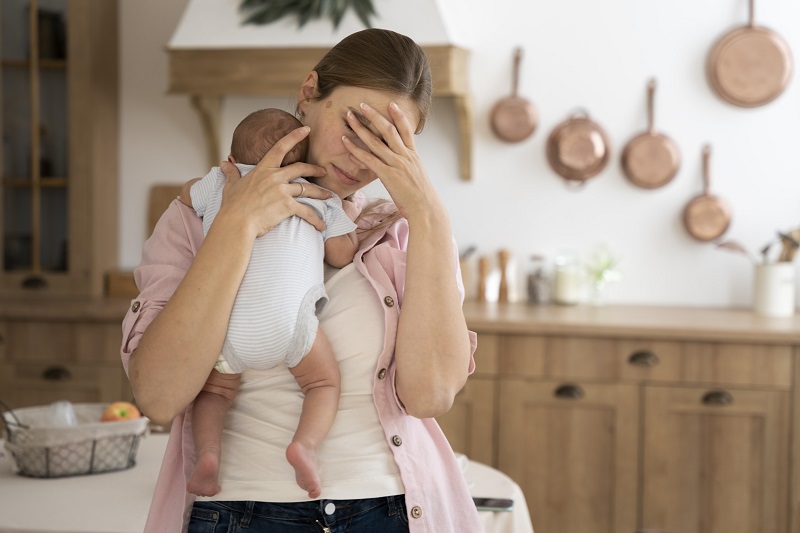 Sau khi cho con bú, mẹ hãy bế bé ở tư thế thẳng đứng hoặc bế vác để tránh ọc sữa