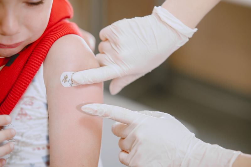 Trẻ sau tiêm phòng cần được chăm sóc giữ vệ sinh vùng tiêm luôn khô thoáng