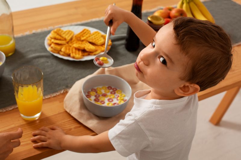 Trẻ dùng chung thìa dĩa với người lớn cũng có nguy cơ nhiễm vi khuẩn HP