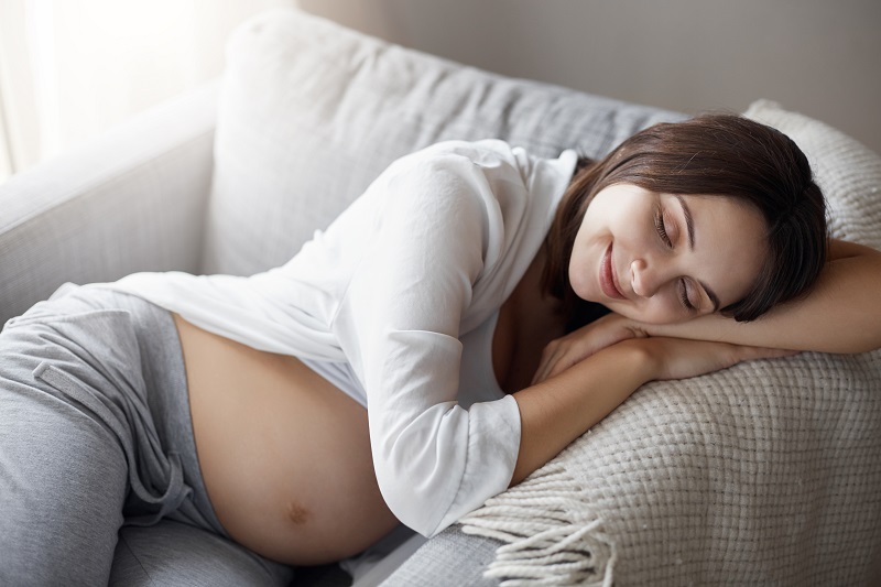 Mẹ bầu nên lựa chọn tư thế ngủ thoải mái, ưu tiên nằm nghiêng bên trái, kết hợp gối hỗ trợ để ngủ thoải mái hơn. 