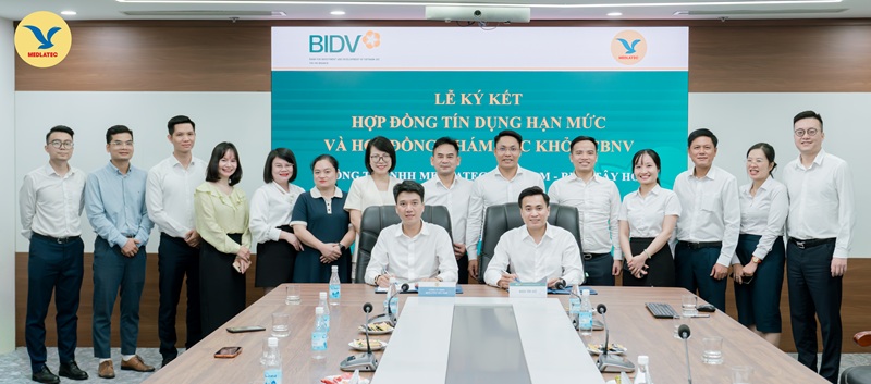 Lãnh đạo hai đơn vị ký kết thỏa thuận hợp tác cung cấp dịch vụ chăm sóc sức khỏe 