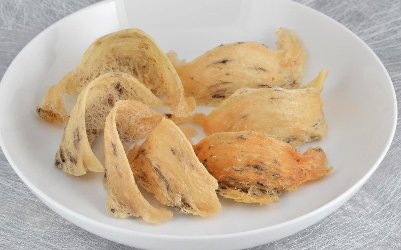 Tổ yến khô chứa hàm lượng protein cao cùng nhiều axit amin thiết yếu. 