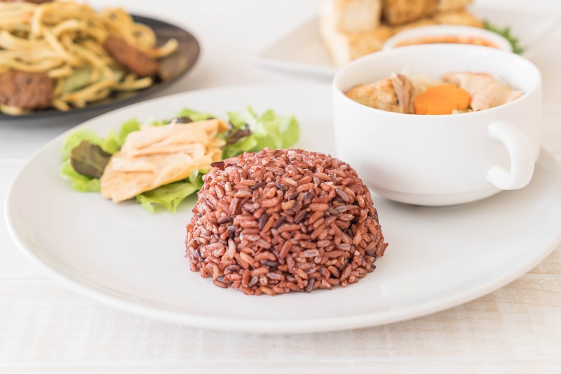 Gạo lứt là một trong những lựa chọn thay thế một phần cơm trắng trong bữa ăn. 