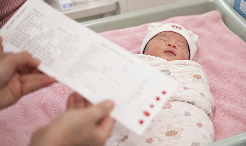 Bạn có thể cho con thực hiện lấy máu gót chân trong những ngày đầu sau sinh để sàng lọc sớm nhiều bệnh bẩm sinh. 