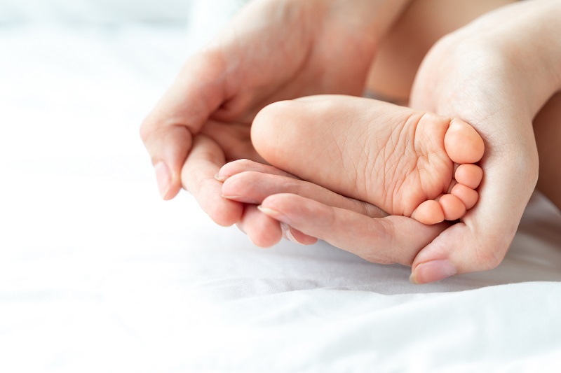 Gót chân được lựa chọn vì vùng này cung cấp đủ lượng máu cho xét nghiệm và thuận tiện khi thao tác ở trẻ sơ sinh.
