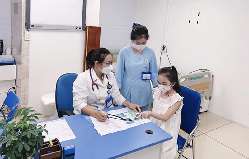 Cha mẹ cần đưa trẻ đi khám khi phát hiện các dấu hiệu cảnh báo nguy hiểm