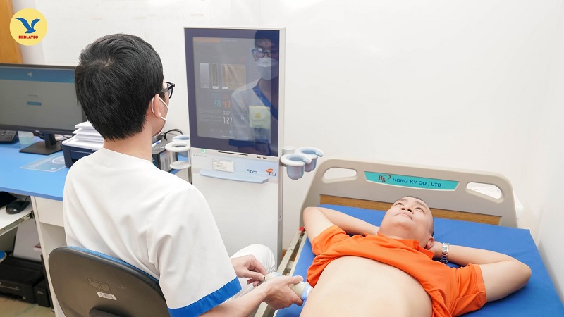 Siêu âm ổ bụng giúp bác sĩ phát hiện các ổ tổn thương nghi do sán ở gan. 