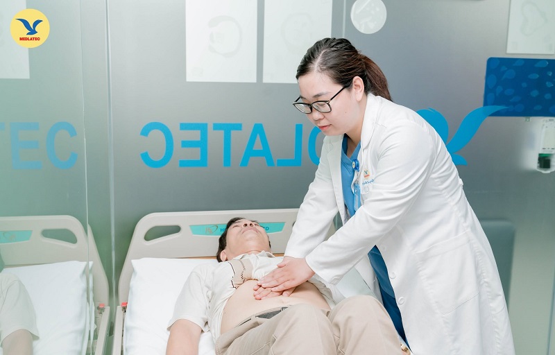 Người bệnh cần đến cơ sở y tế ngay nếu có vàng da, đau bụng dữ dội, nôn ra máu hoặc đi ngoài phân đen.