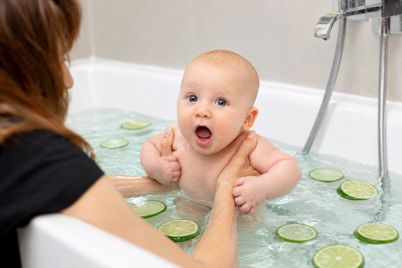 Nhiều người thắc mắc tắm chanh cho trẻ sơ sinh có tốt không