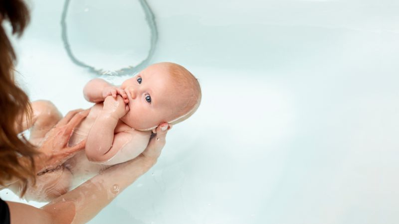 Cha mẹ nên chuẩn bị nguồn nước sạch và sữa tắm phù hợp để bảo vệ làn da bé