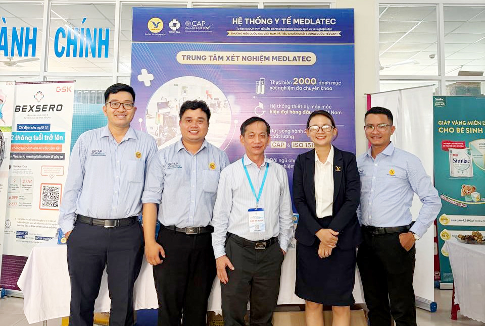 Đoàn công tác MEDLATEC chụp ảnh lưu niệm cùng đại biểu tham dự hội nghị tại gian hàng của đơn vị 