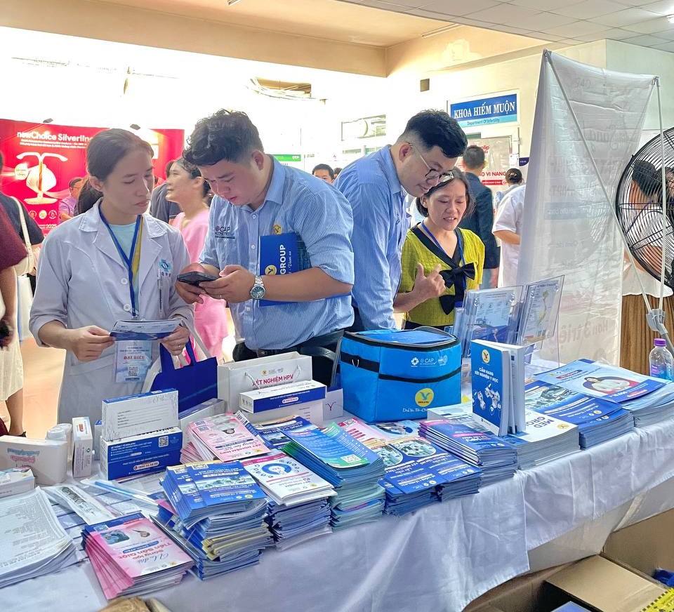 Dịch vụ lấy mẫu xét nghiệm tận nơi là một trong những điểm sáng được đại biểu quan tâm 