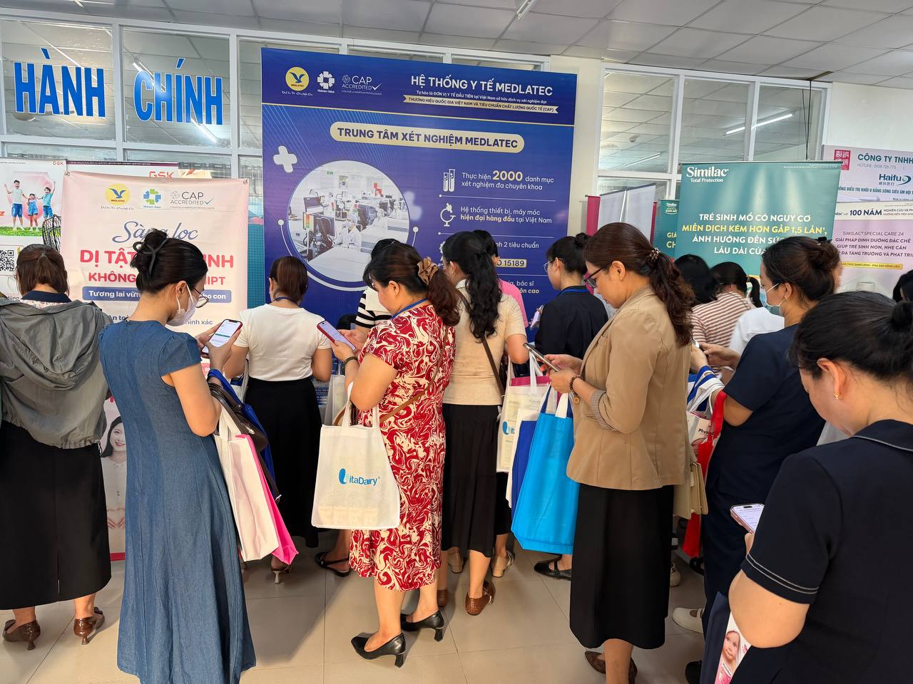 Gian hàng trưng bày MEDLATEC thu hút sự quan tâm của đông đảo đại biểu tham dự 