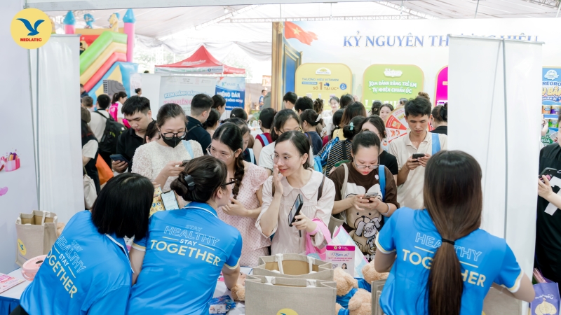 Gian hàng MEDLATEC thu hút đông đảo chị em và khách tham quan sự kiện đến tìm hiểu, trải nghiệm 