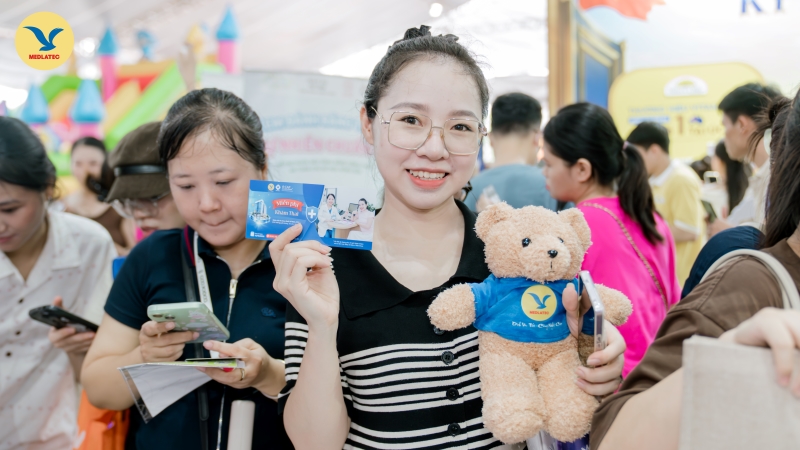 Nhiều phần quà sức khỏe ý nghĩa và món quà lưu niệm xinh xắn đã được trao tặng tại gian hàng MEDLATEC 