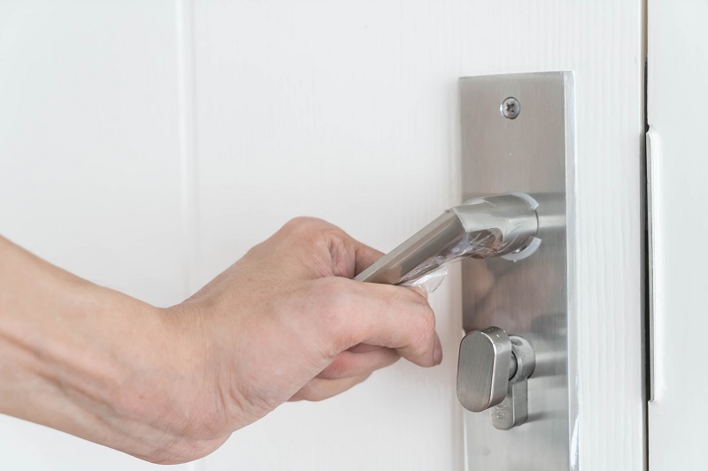 Bạn có thể bị lây cúm khi chạm tay vào bề mặt nhiễm virus rồi đưa lên mắt, mũi, miệng. 