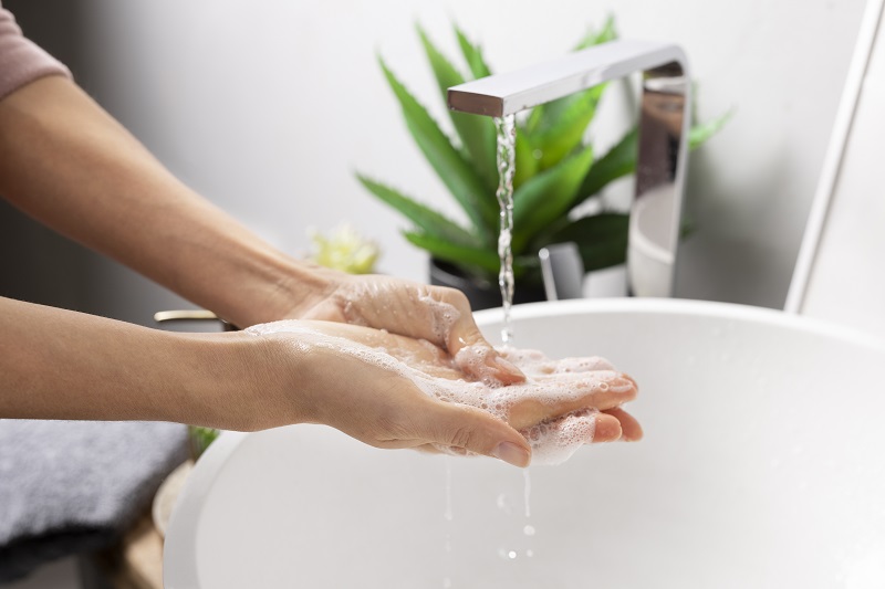 Rửa tay bằng xà phòng thường xuyên giúp giảm nguy cơ lây cúm khi chăm sóc người bệnh. 