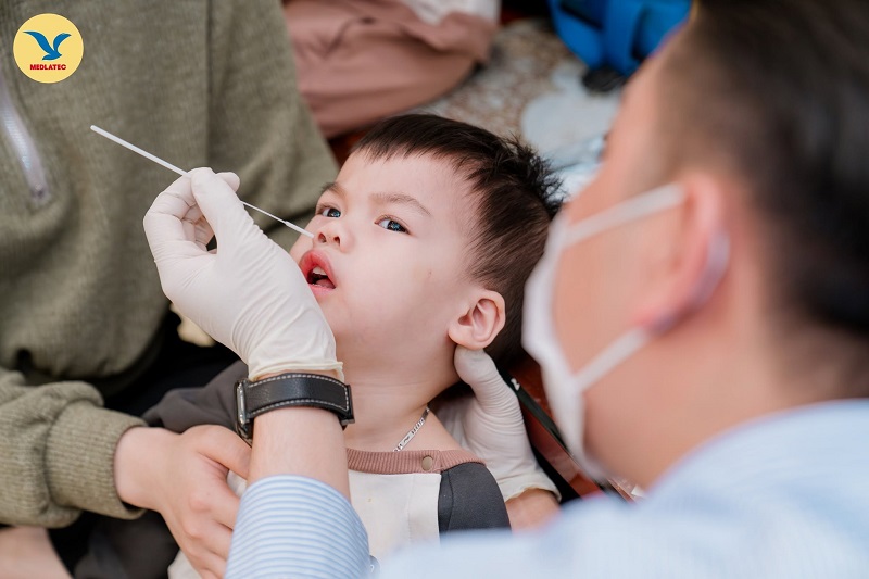 Xét nghiệm dịch mũi họng tận nơi của MEDLATEC giúp xác định tác nhân gây bệnh