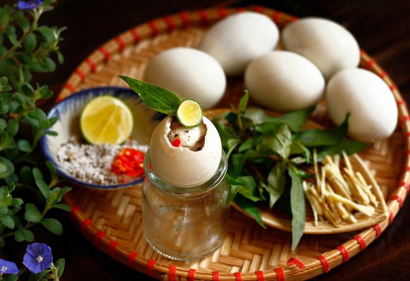 Thành phần dinh dưỡng của trứng vịt lộn gồm nhiều đạm, chất béo và cholesterol nhưng ít carbohydrate. 