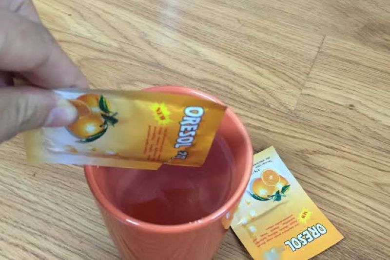 Bên cạnh việc dùng gừng , người bệnh cần uống oresol đúng liều để bù nước và chất điện giải