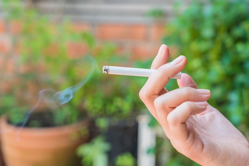 Khói bụi, thuốc lá có thể là nguyên nhân khiến trẻ ho và hắt hơi