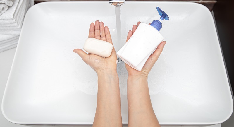 Người chăm sóc nên rửa tay trước khi bế hoặc cho bé bú