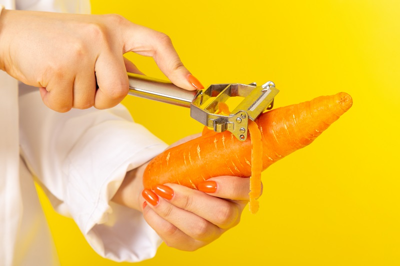 Bạn có thể gọt vỏ, thái mỏng, ngâm và luộc bỏ nước để giảm bớt một phần kali trong rau củ. 