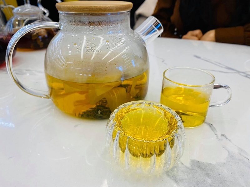 Nên uống trà vào buổi sáng hoặc đầu giờ chiều thay vì buổi tối để tránh ảnh hưởng giấc ngủ. 