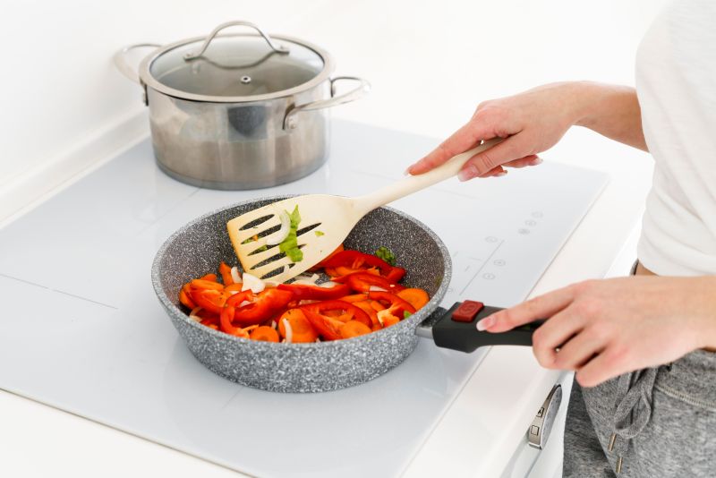 Để phòng ngừa dầu ăn bắn vào mắt khi nấu ăn bạn cần sắp xếp khu vực bếp đứng nấu hợp lý